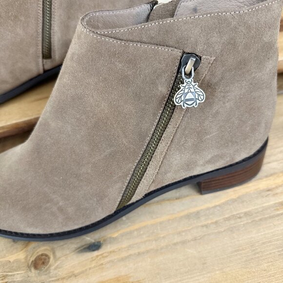 Bettye Muller Tan Suede Trinity Ankle Boot NEW 9.5 Bee Comfortable - Picture 2 of 8